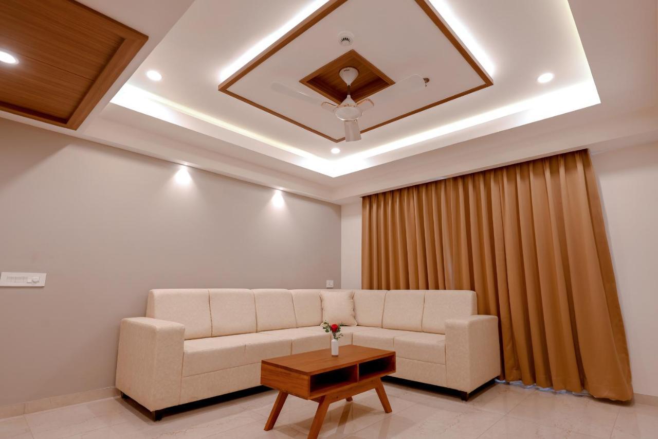 Krishnavalsam Regency Hotel Guruvayur Bagian luar foto