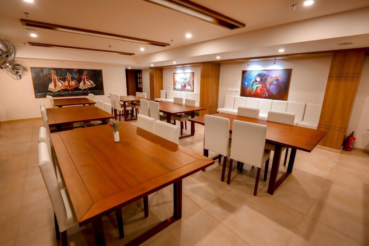 Krishnavalsam Regency Hotel Guruvayur Bagian luar foto