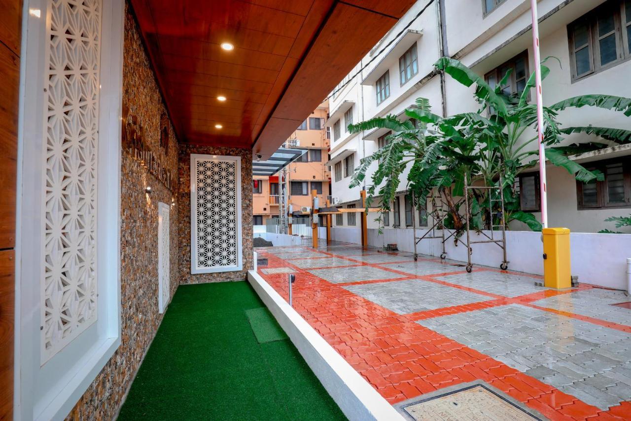 Krishnavalsam Regency Hotel Guruvayur Bagian luar foto