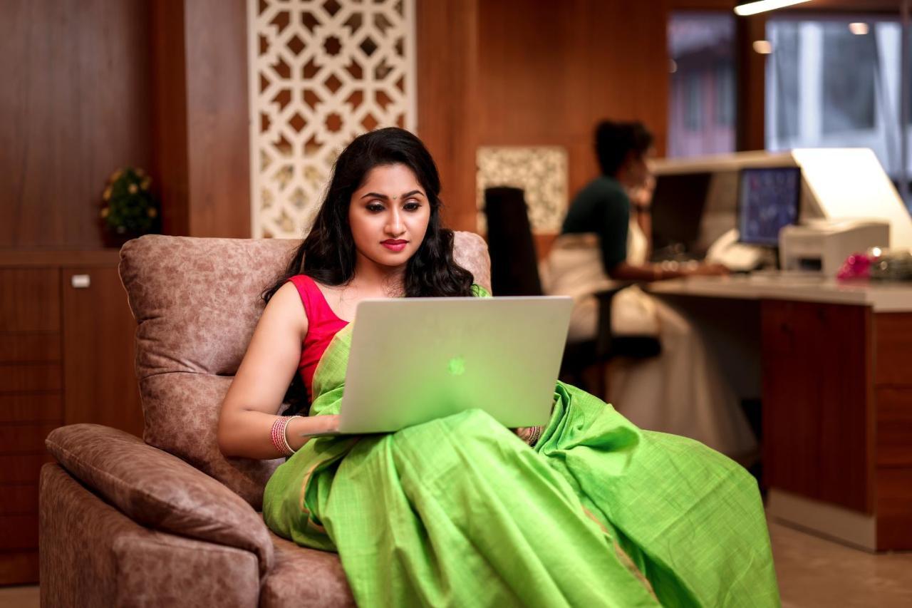 Krishnavalsam Regency Hotel Guruvayur Bagian luar foto