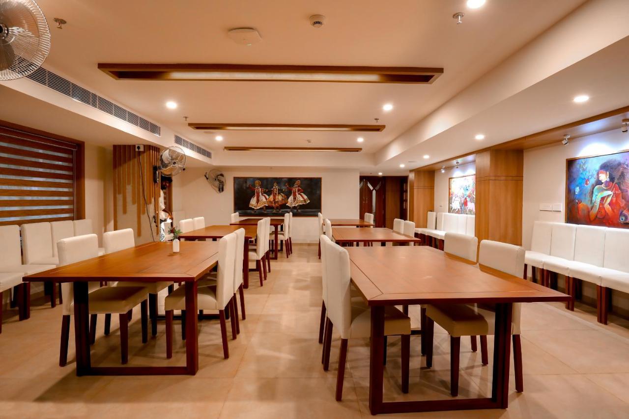 Krishnavalsam Regency Hotel Guruvayur Bagian luar foto