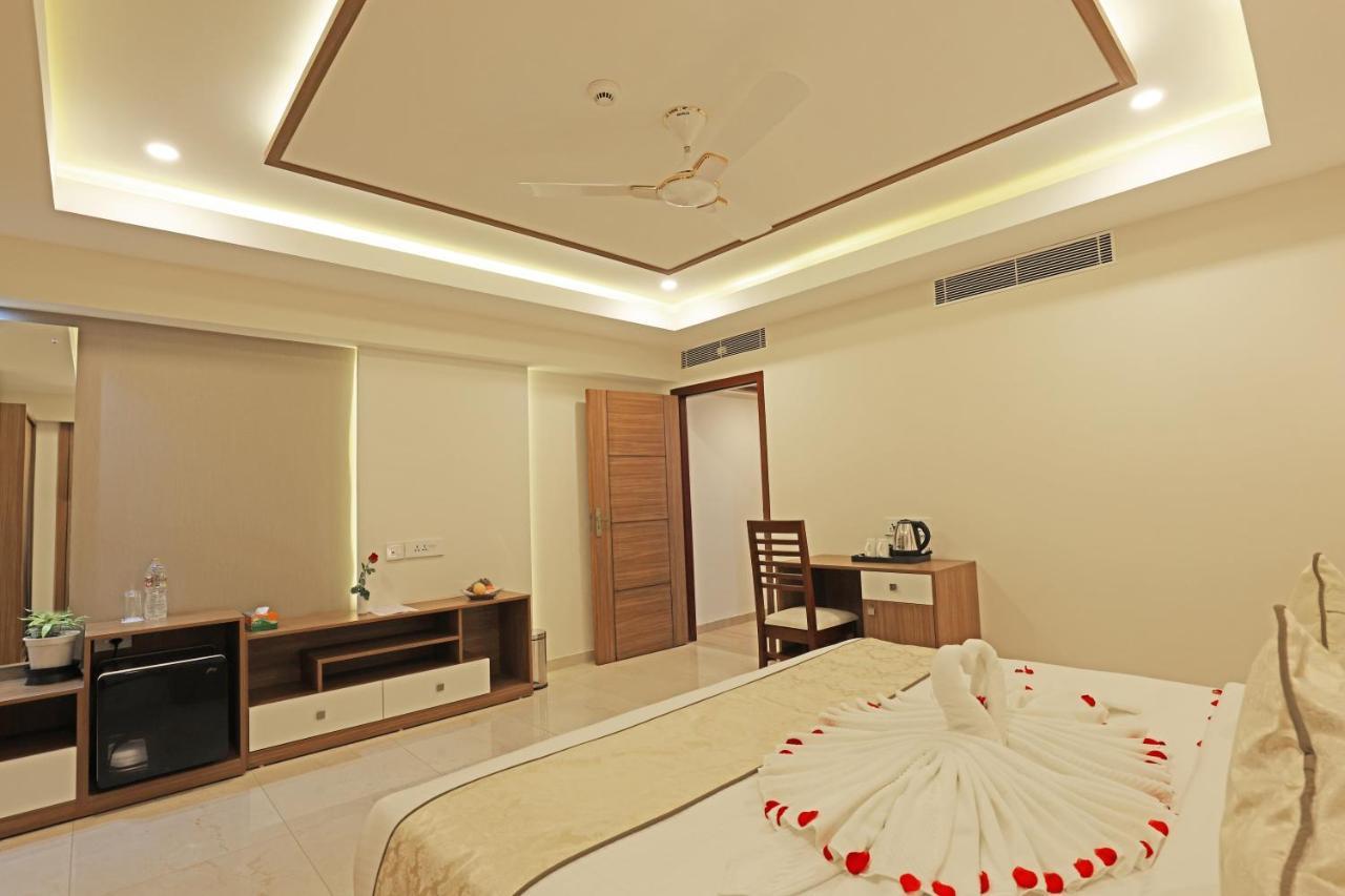 Krishnavalsam Regency Hotel Guruvayur Bagian luar foto