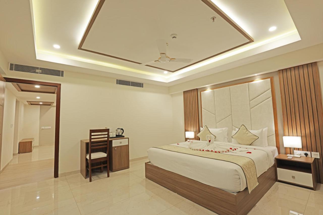 Krishnavalsam Regency Hotel Guruvayur Bagian luar foto
