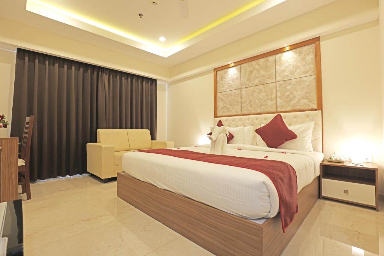 Krishnavalsam Regency Hotel Guruvayur Bagian luar foto