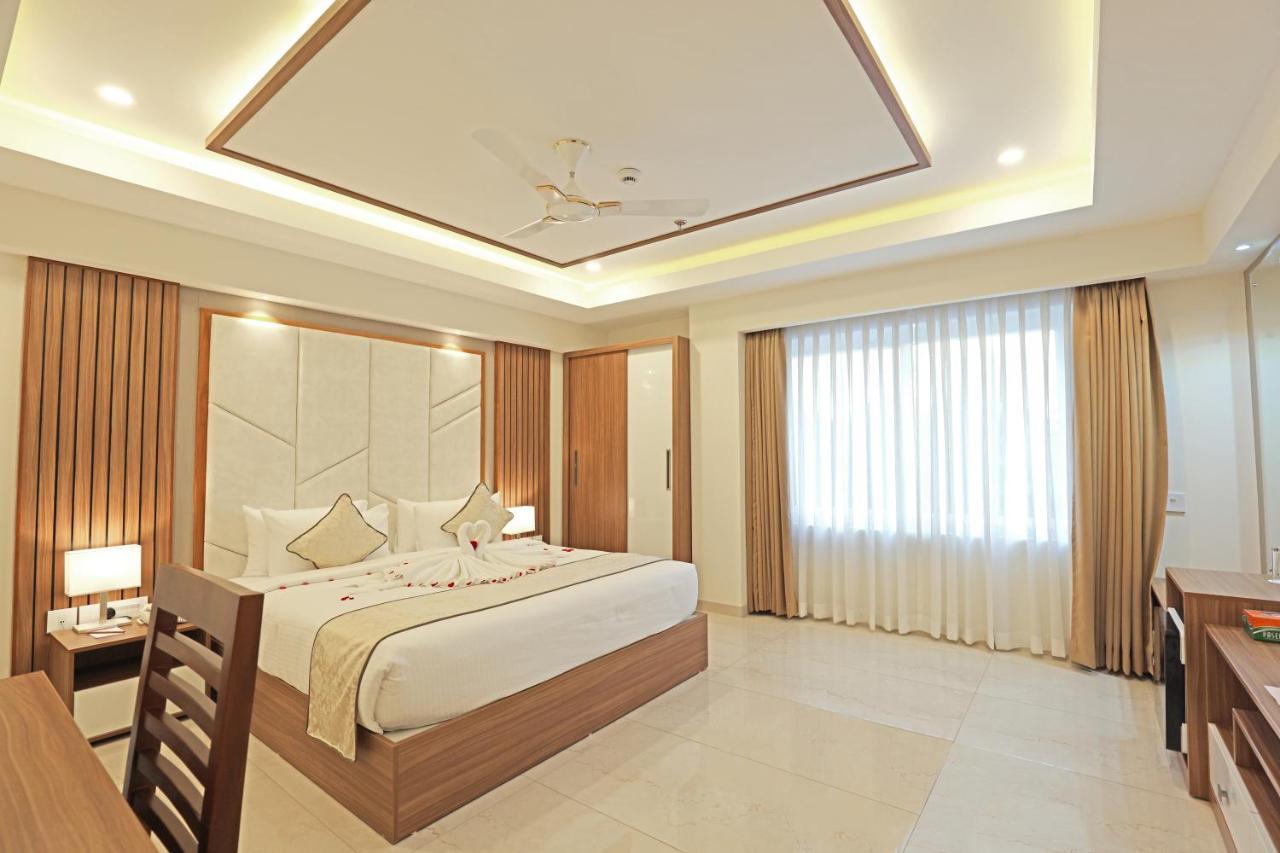 Krishnavalsam Regency Hotel Guruvayur Bagian luar foto