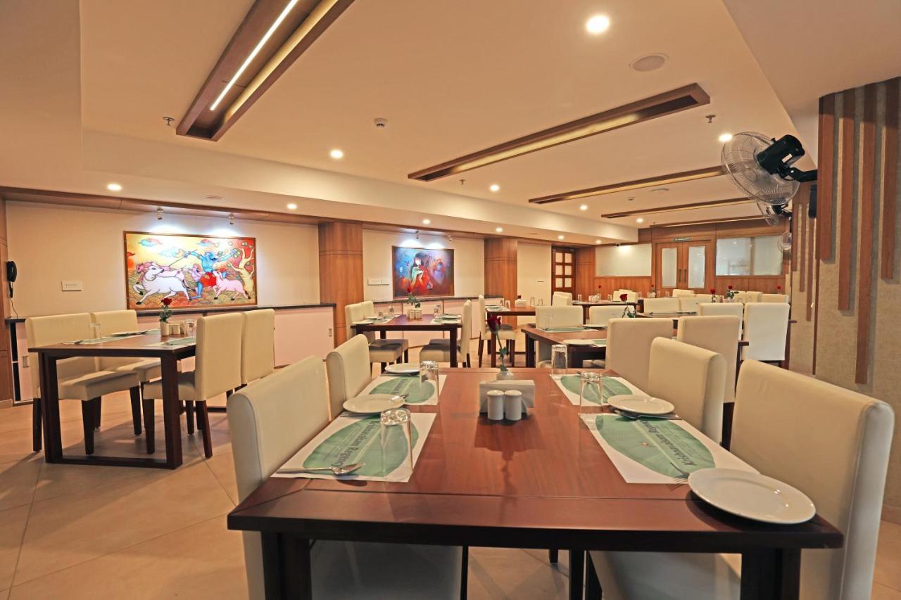 Krishnavalsam Regency Hotel Guruvayur Bagian luar foto